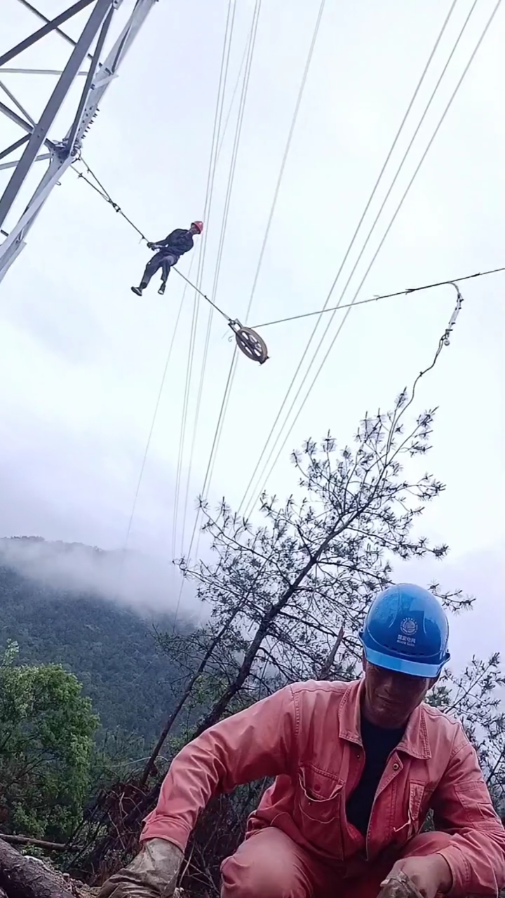 "工高空作业这段艰难的日子电力劳动工人