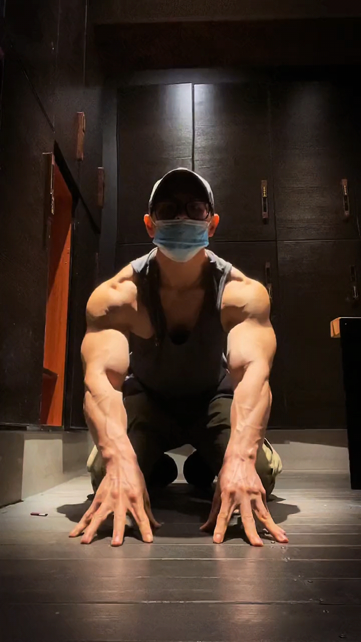 健身#肌肉猛男这样的姿势很帅