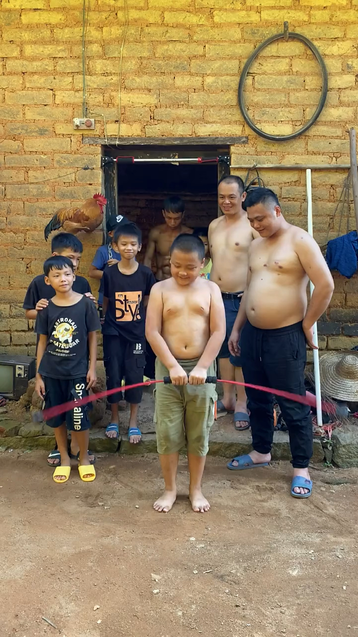 我要上热门#农村肌肉男霸气出场,旁边的大肚子哥们只有羡慕的眼神