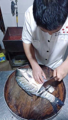 深夜放毒#酒店烤鱼改刀