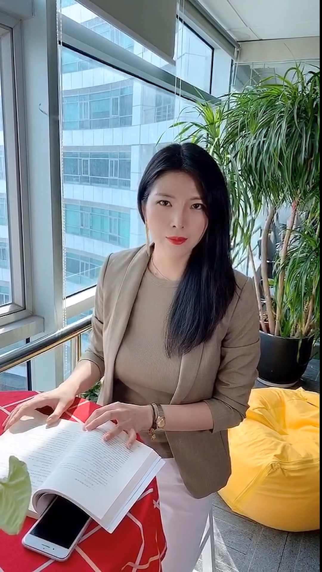 最美女老板#被对手公司诋毁时,索菲亚