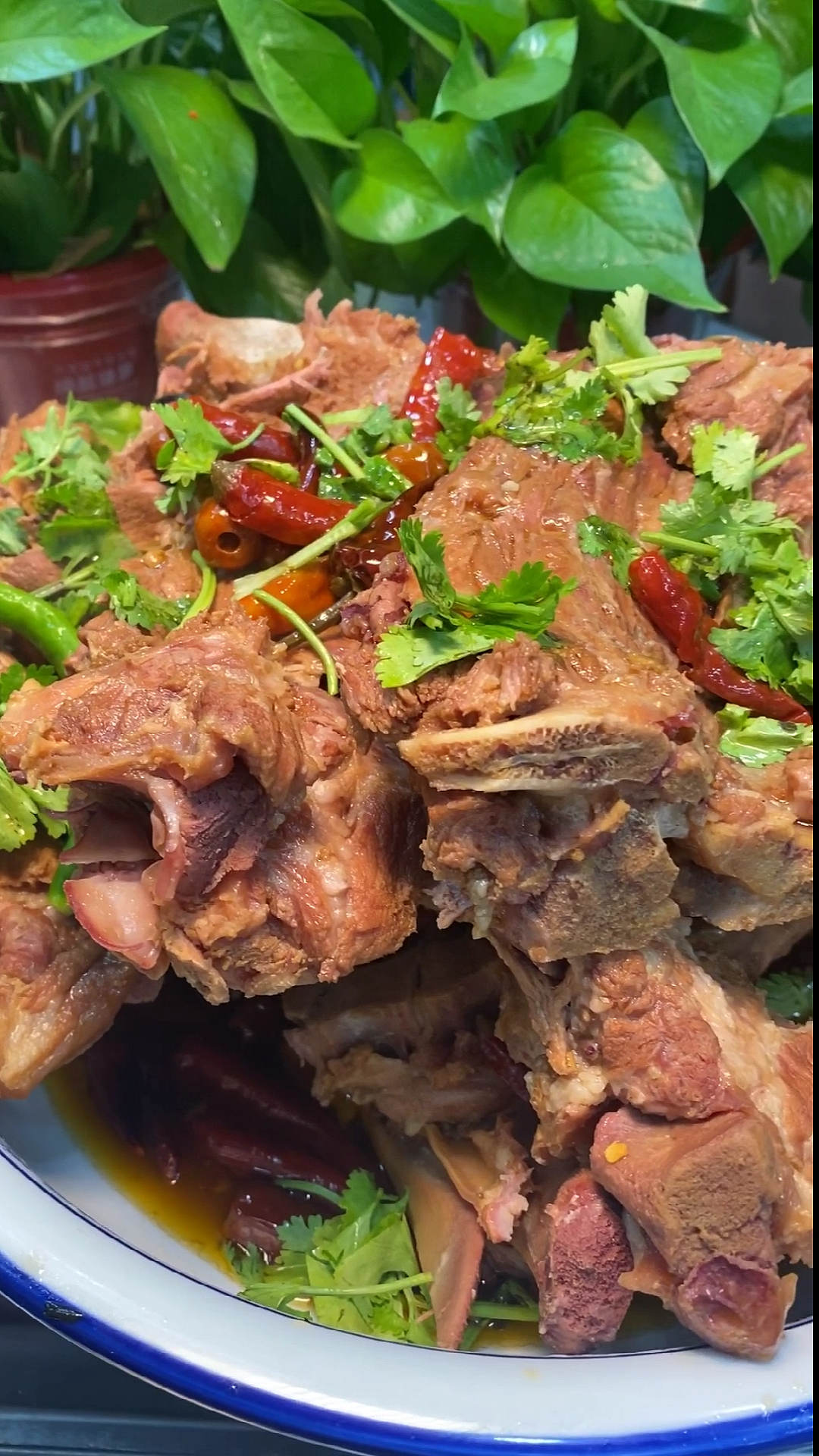 我要上热门#手撕大骨头,好吃到爆,骨髓都入味.