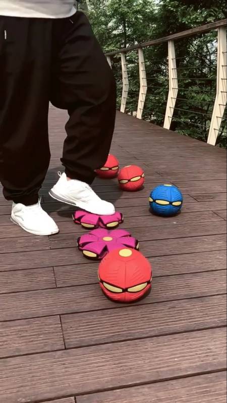 还真会玩,把球全部踩扁了.-全民小视频