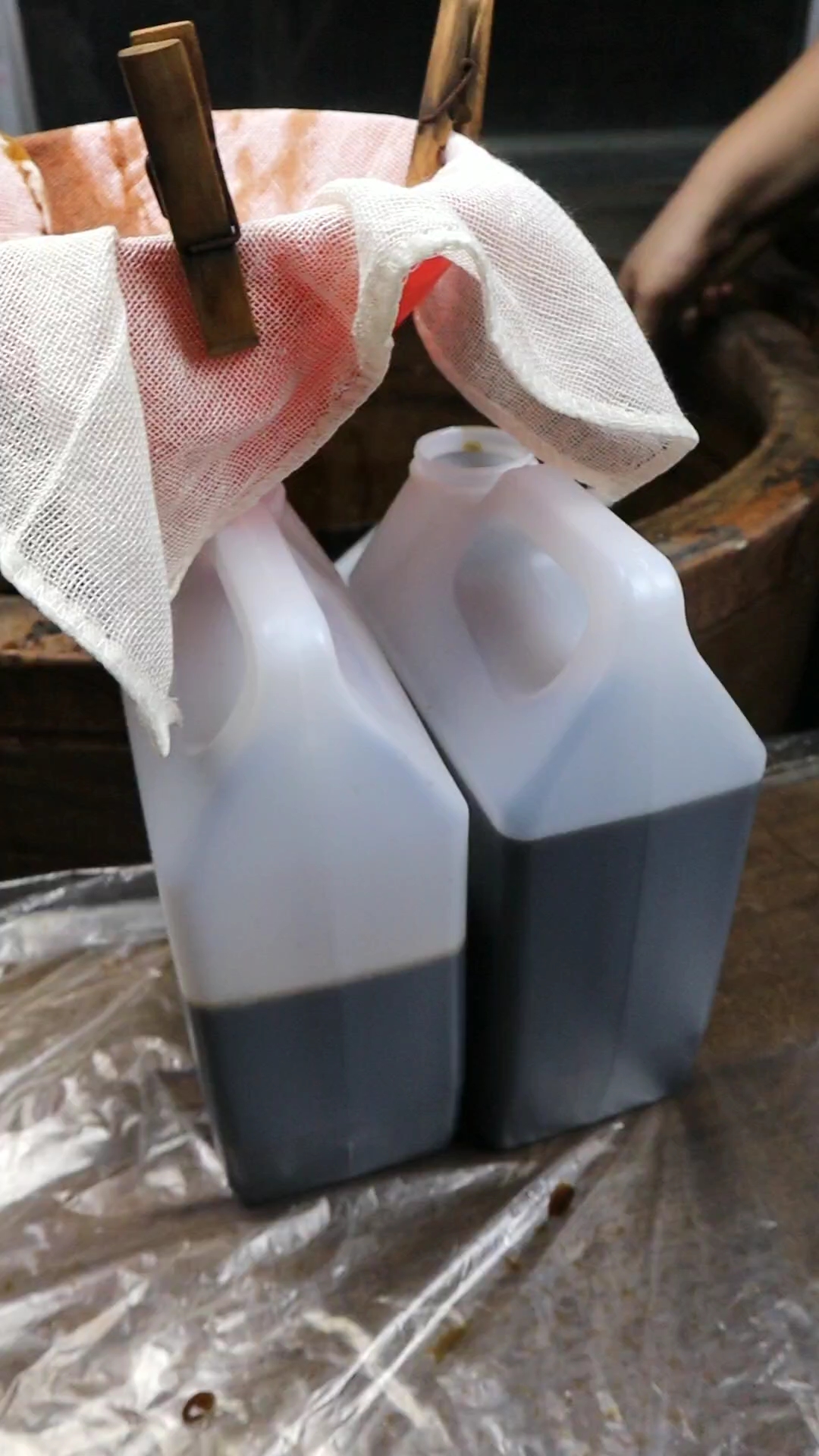 勾兑醋可以遍布全国各地,纯粮醋却始终很难走出农家得醋坊,便宜就真的