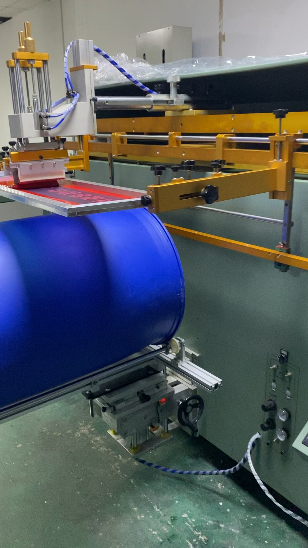 东莞市万峰印刷机械生产塑料桶丝印机机油桶滚印机嘉实多桶丝网印刷机