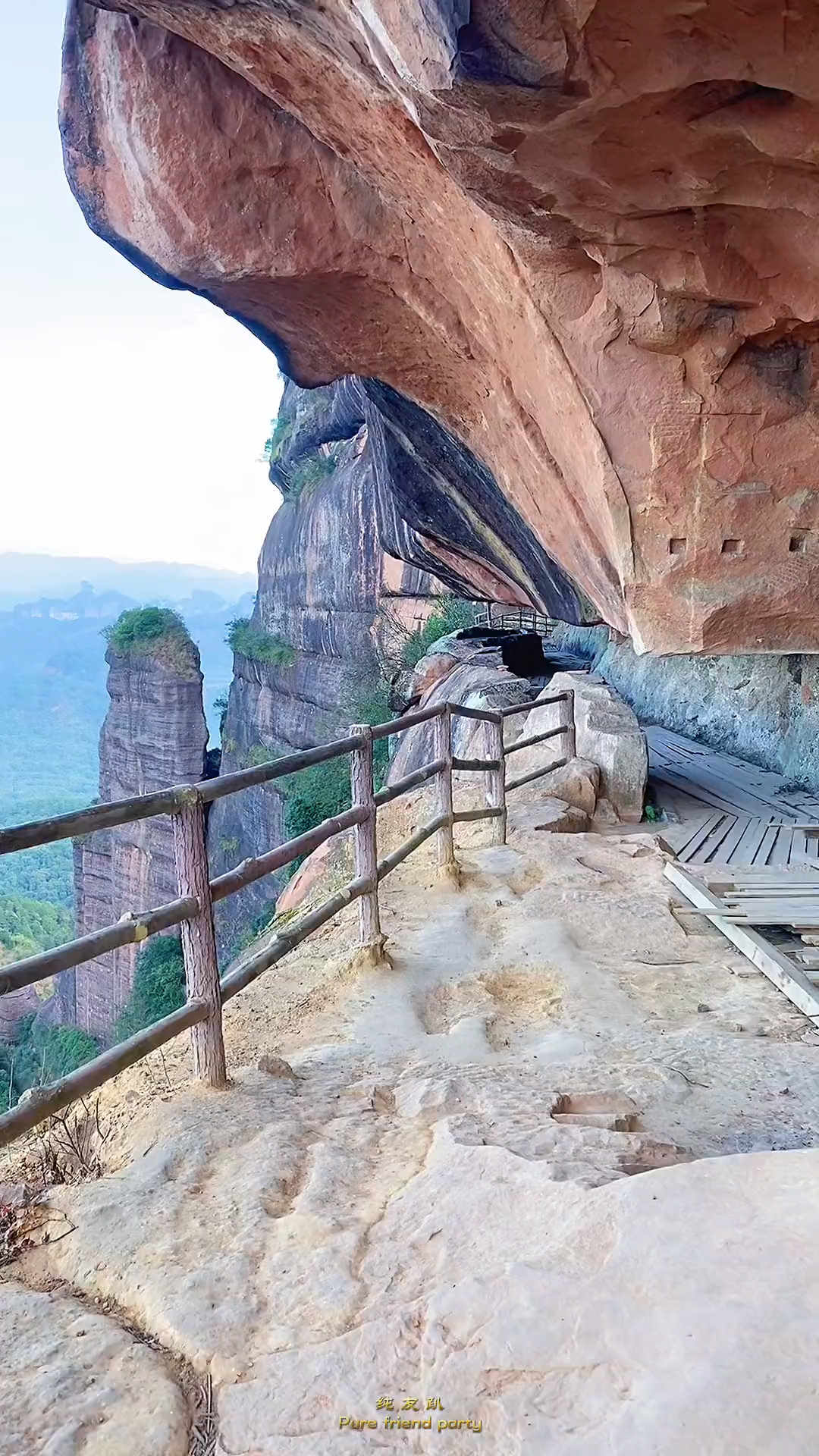 广东巴寨峰,韶关丹霞山最高峰,与茶壶峰隔山相望,山寨栈道陡峭奇险.