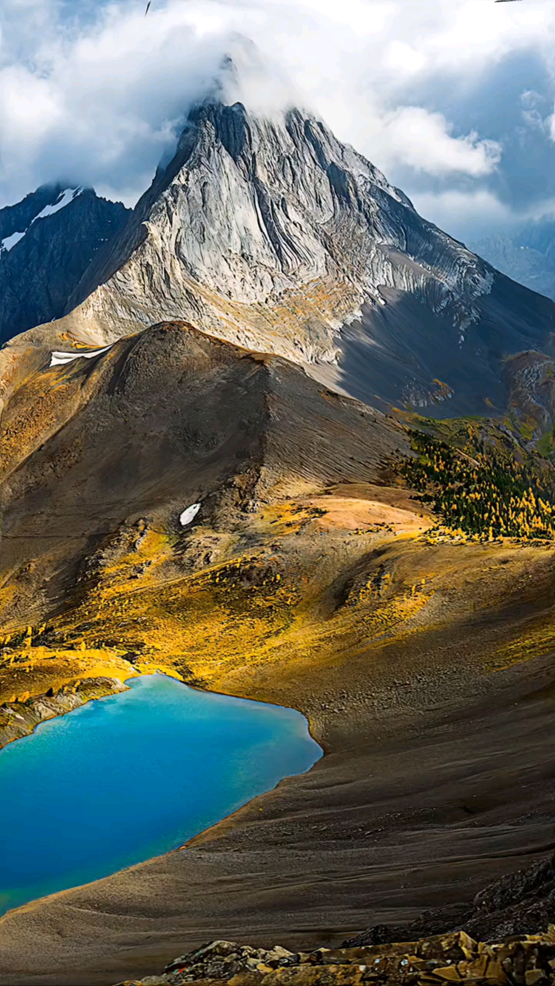 山的伟岸与湖的柔美交相辉映