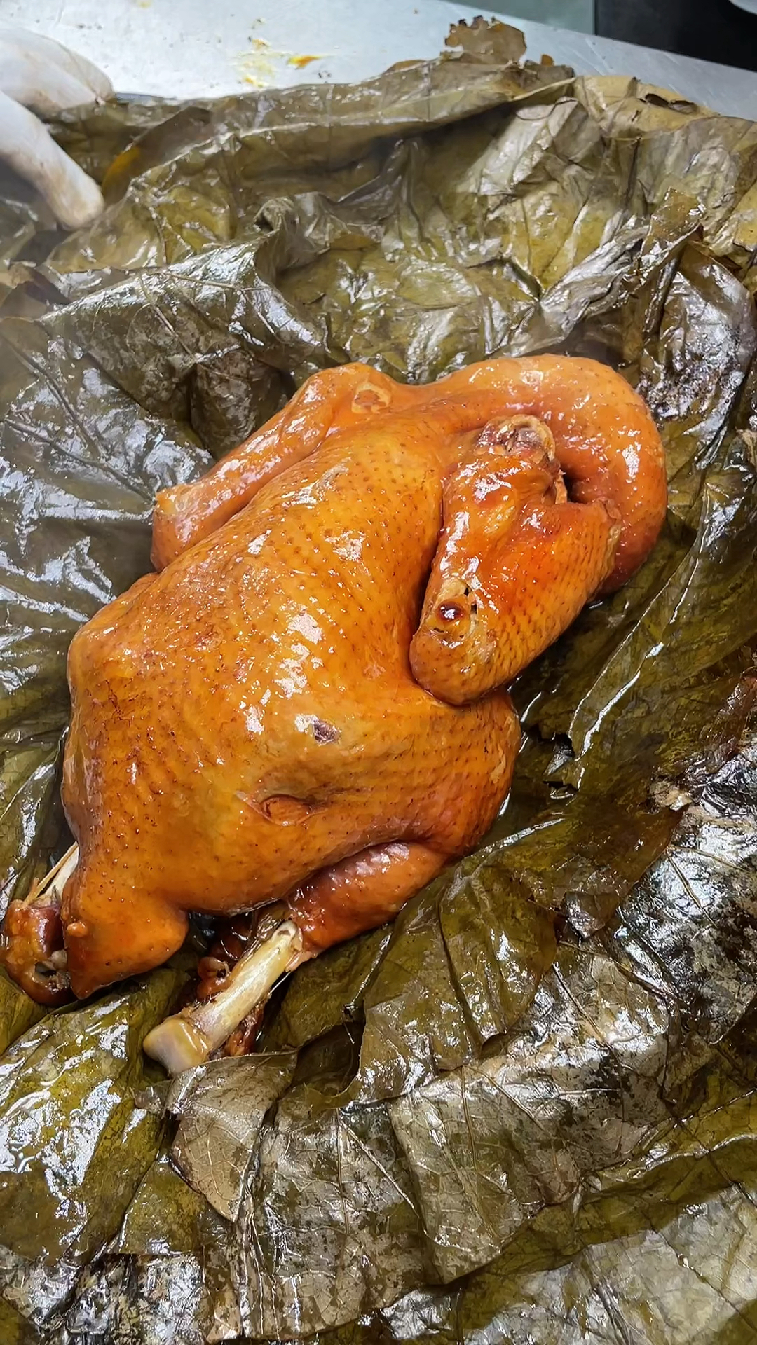 乾隆宴熟食卤味经过腌制后生烤至熟的叫花鸡打开荷叶瞬间香气四溢