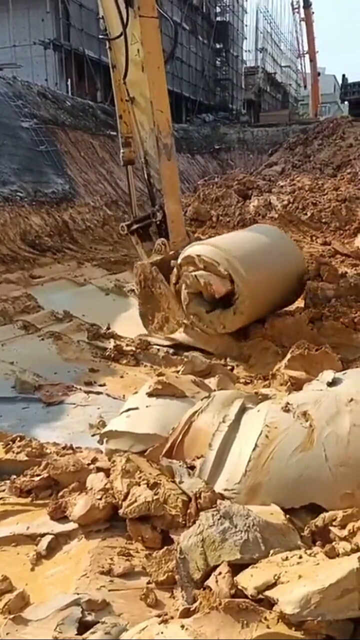 工地新来的师傅,这活干的仔细,挖泥都跟卷被子似的,这泥也好,我们叫圸