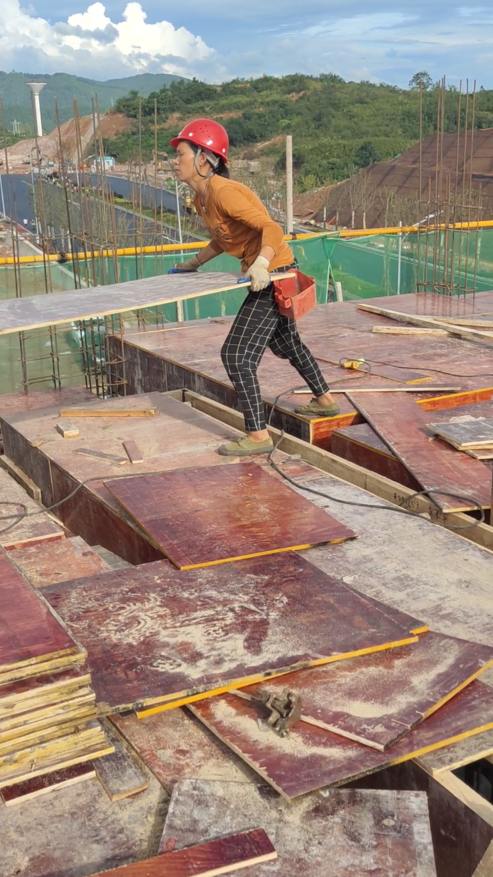 建筑工地#我们工地的第三层又快要做出来了,看看木工忙忙的样子.