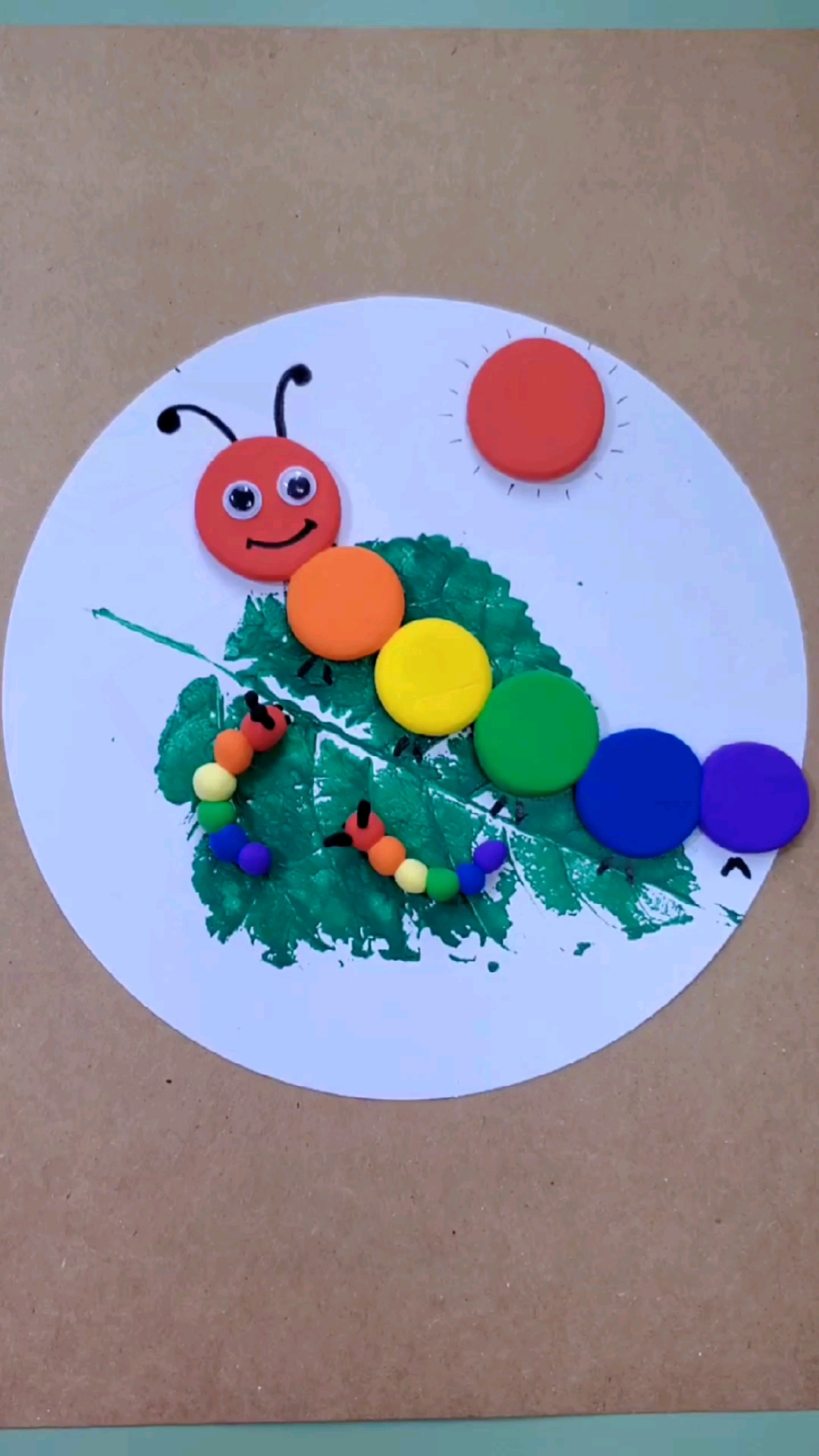 手工制作#幼儿园小宝宝就可以做毛毛虫粘土画,快带孩子一起做吧-度小