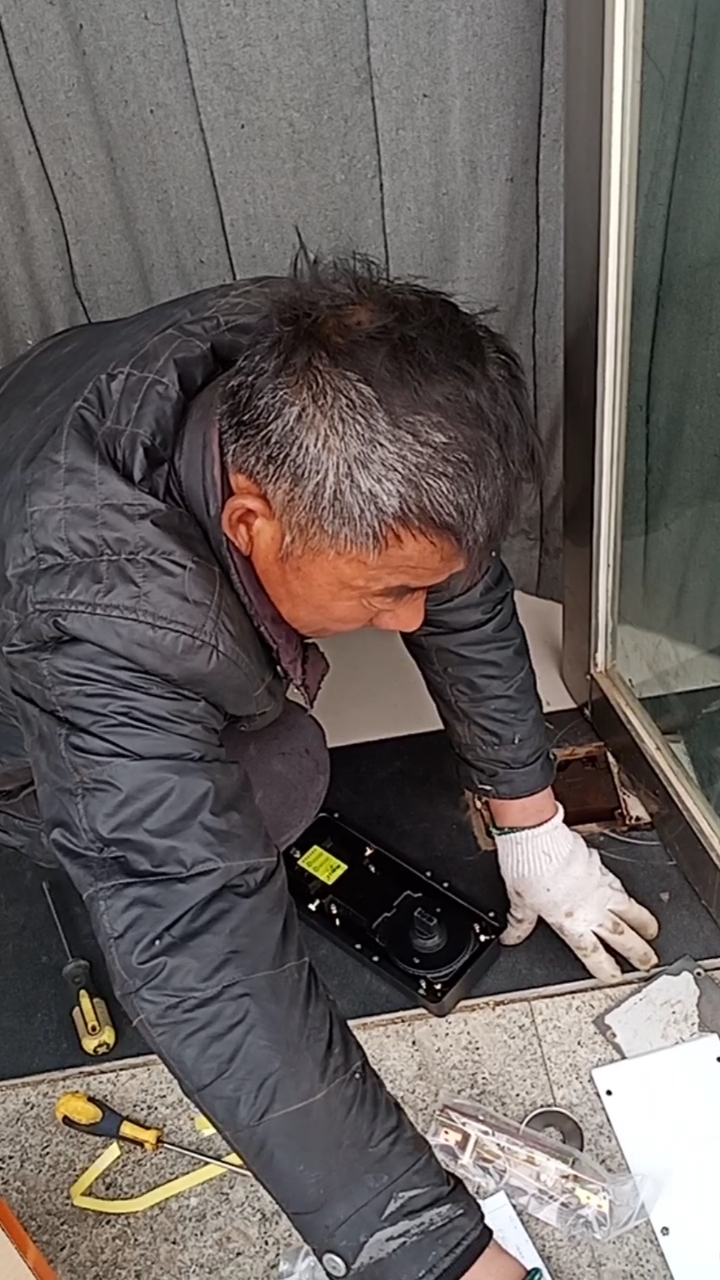 神颜福利社#工人师傅给修门.