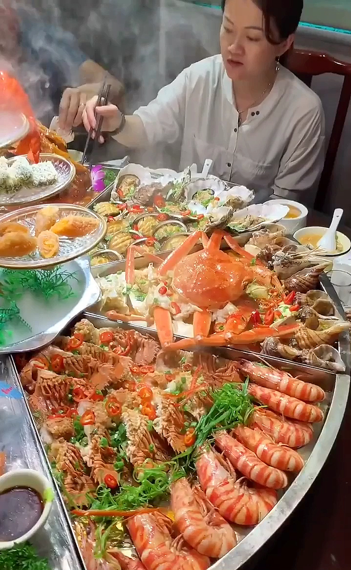 满桌子海鲜大餐图片图片