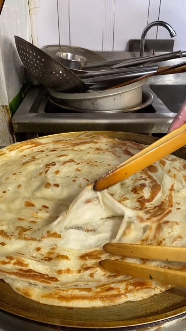 手抓饼制作过程!这饼做的技术厉害