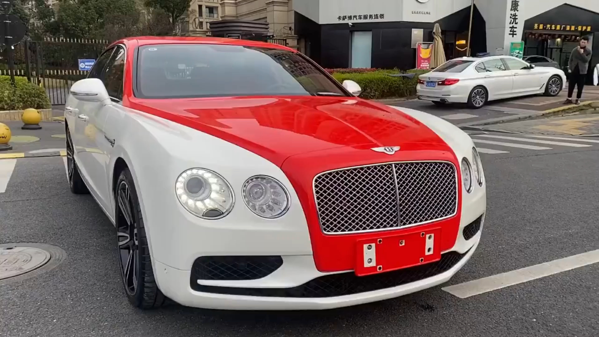 汽车那些事#宾利飞驰漆面改色贴膜,红白双拼改色效果,尊贵典雅,帅气