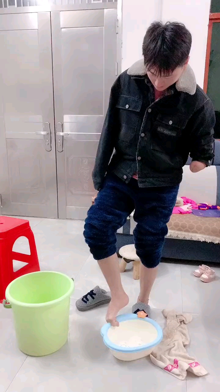 无臂单亲小爸爸