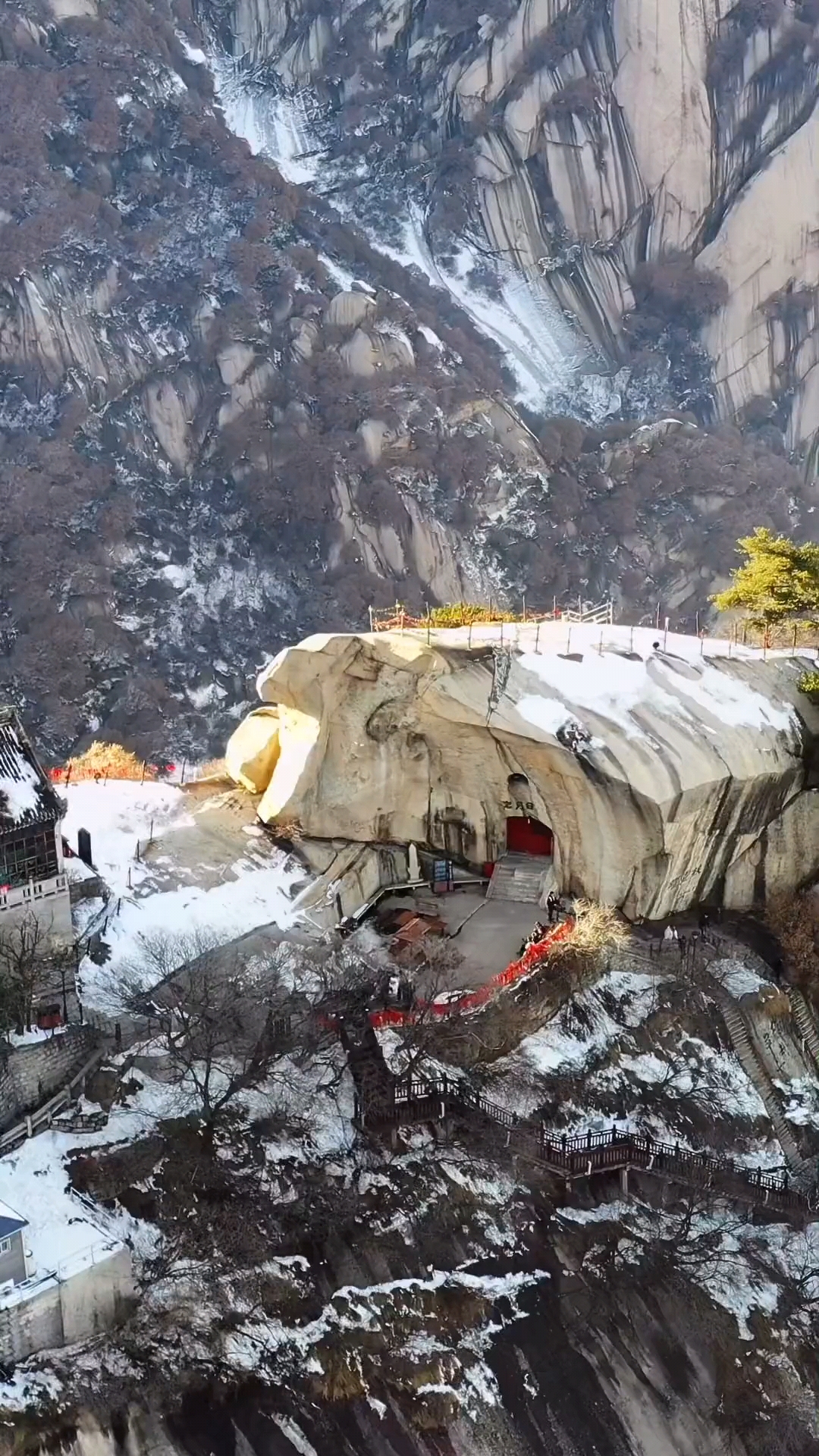 航拍华山奇石日月岩位于华山北峰天梯上方