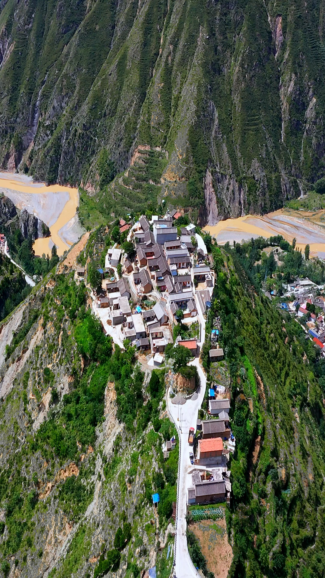 甘肃朱雀村,大山之颠,周围悬崖峭壁,出门就是风景,你愿意住这里吗-度