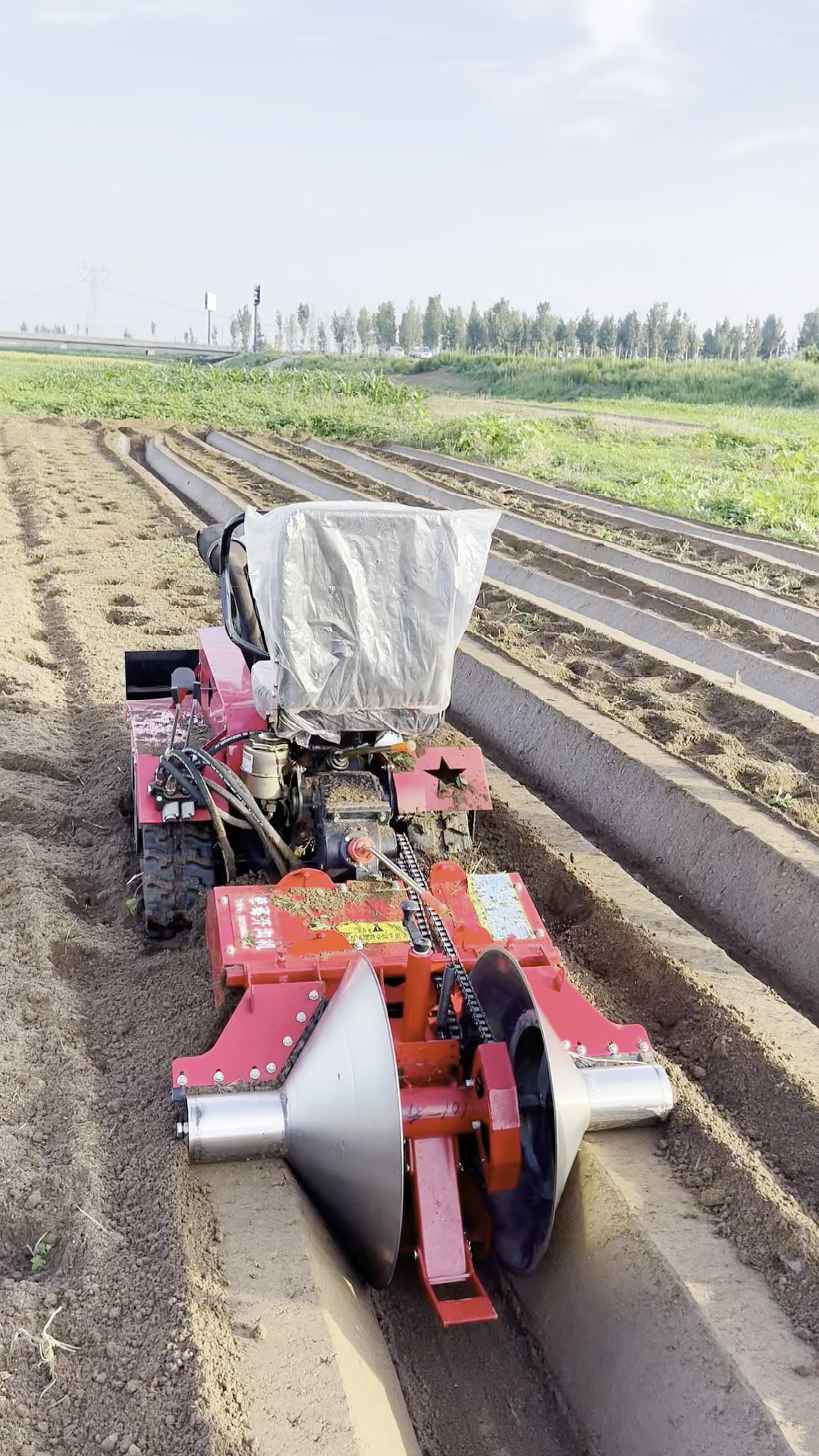 草莓开沟机劳动人民的智慧新型草莓开沟机