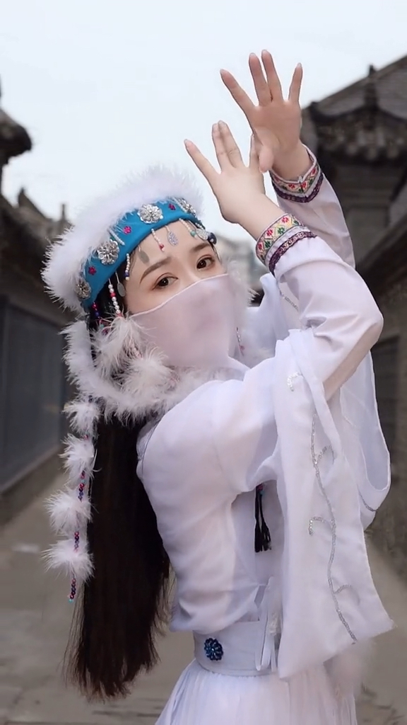 你们心目中的香妃来了,带着蝴蝶香水味的香妃