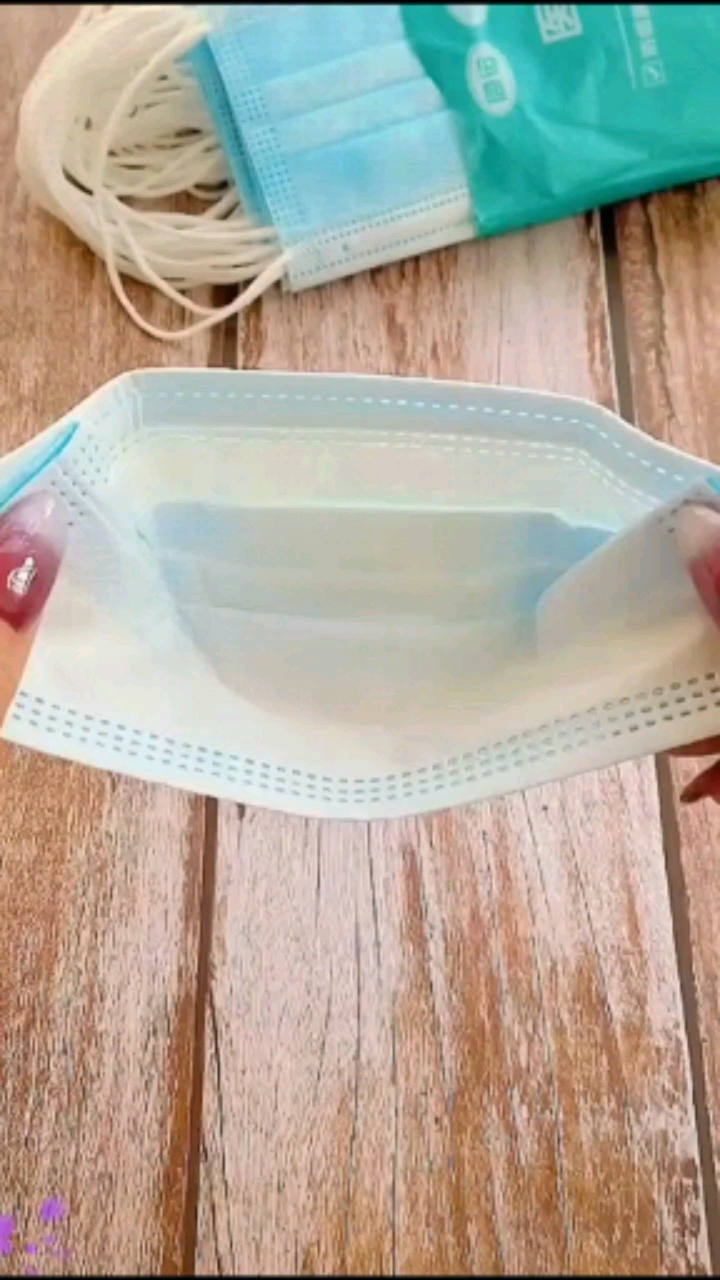 生活小妙招#成年人口罩这样折一下小孩也可以戴