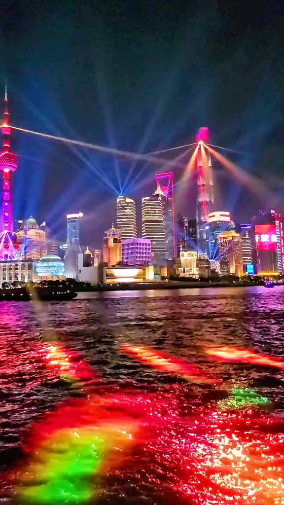 夜晚的上海灯火辉煌,东方明珠闪烁着耀眼光芒;十里洋场烟花之地光芒
