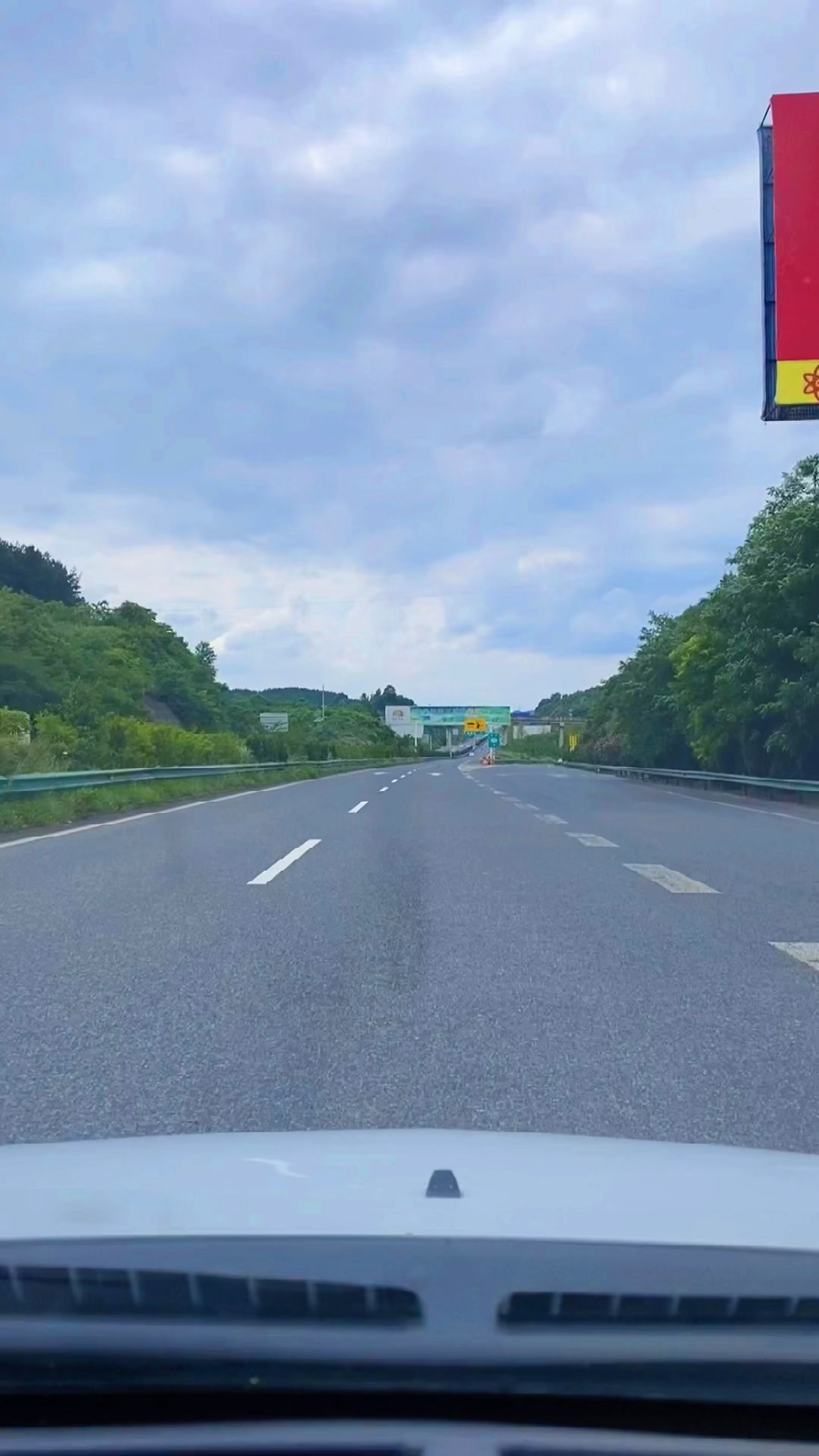 高速公路经过高速出口时要注意减速行驶