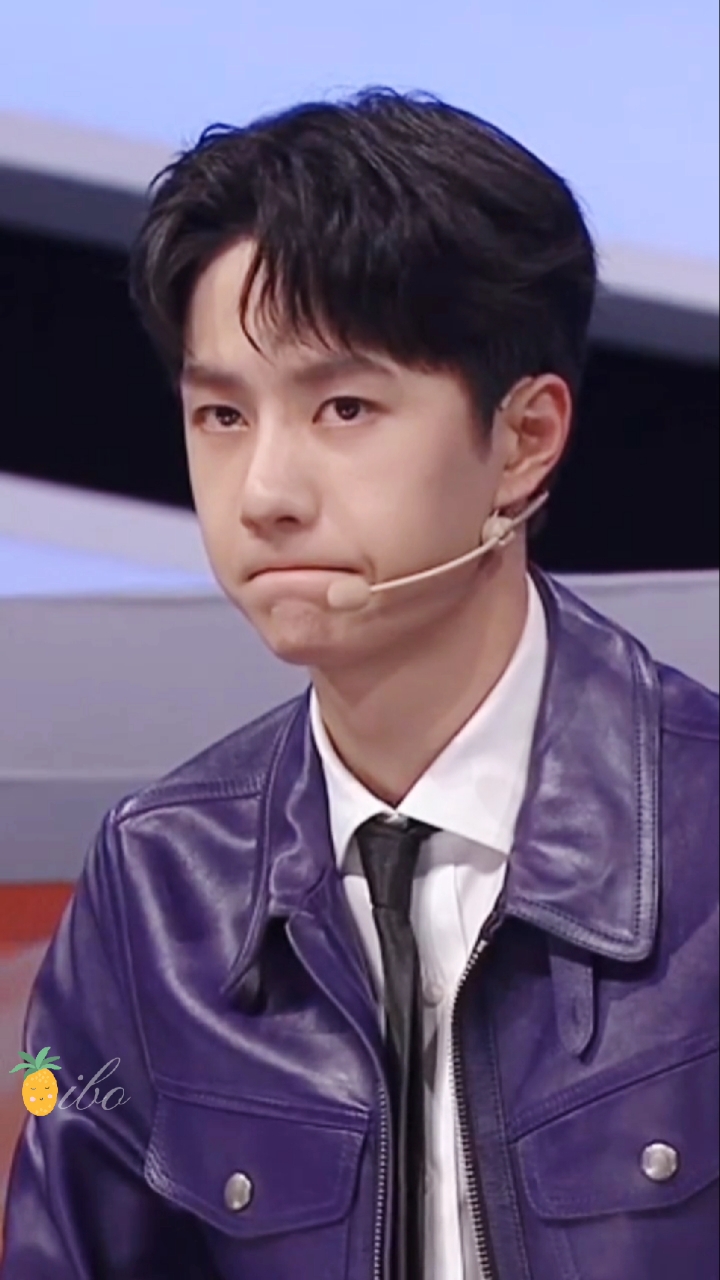 王一博#啵啵嘴巴抿这么久不累莫,看的那么入神!