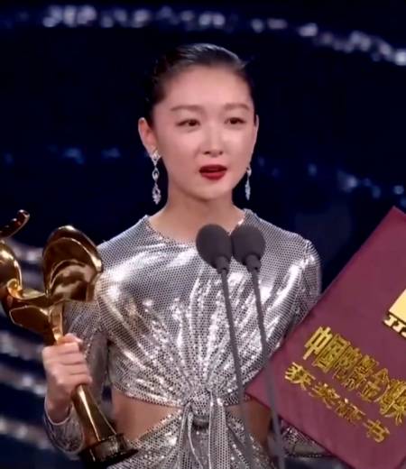 周冬雨获得2020金鸡奖最佳女主角90后的她就拿到金像奖金马奖金鸡百花