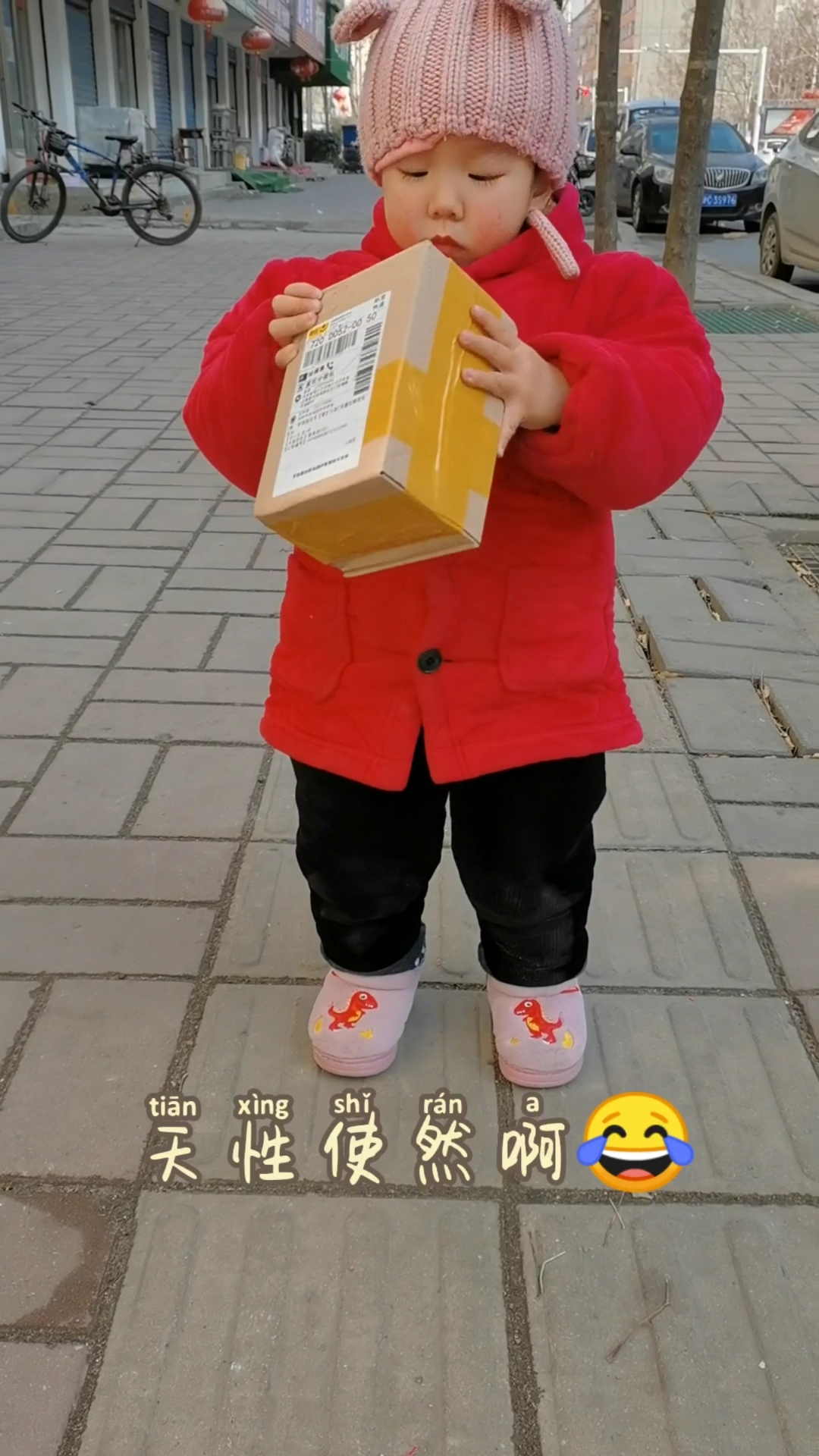 家有萌娃#喜欢拆快递果然是从娃娃开始的