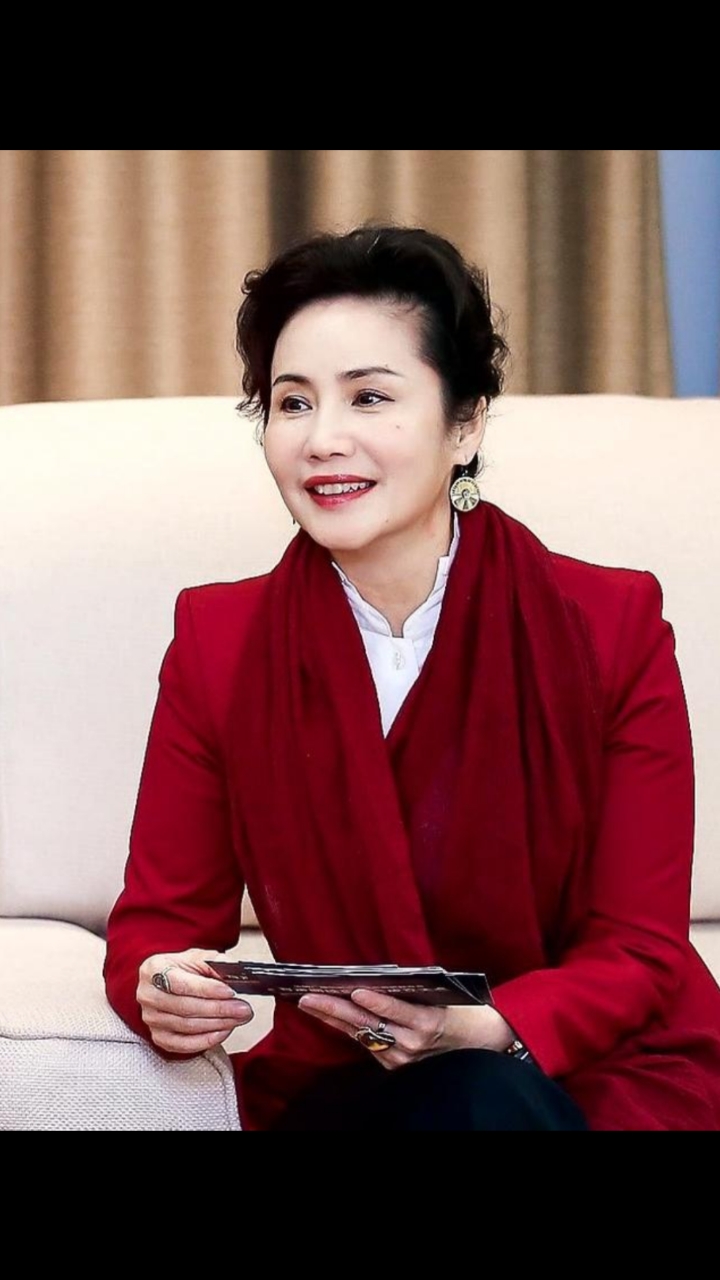 新闻主播徐俐退休最后一次直播两次挥手道再见对观众依依不舍