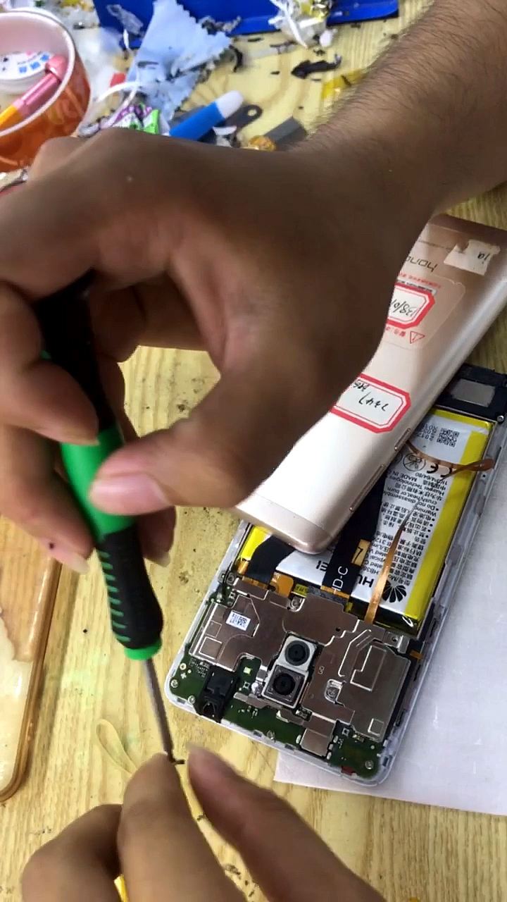 手机换屏华为荣耀6x换外屏过程