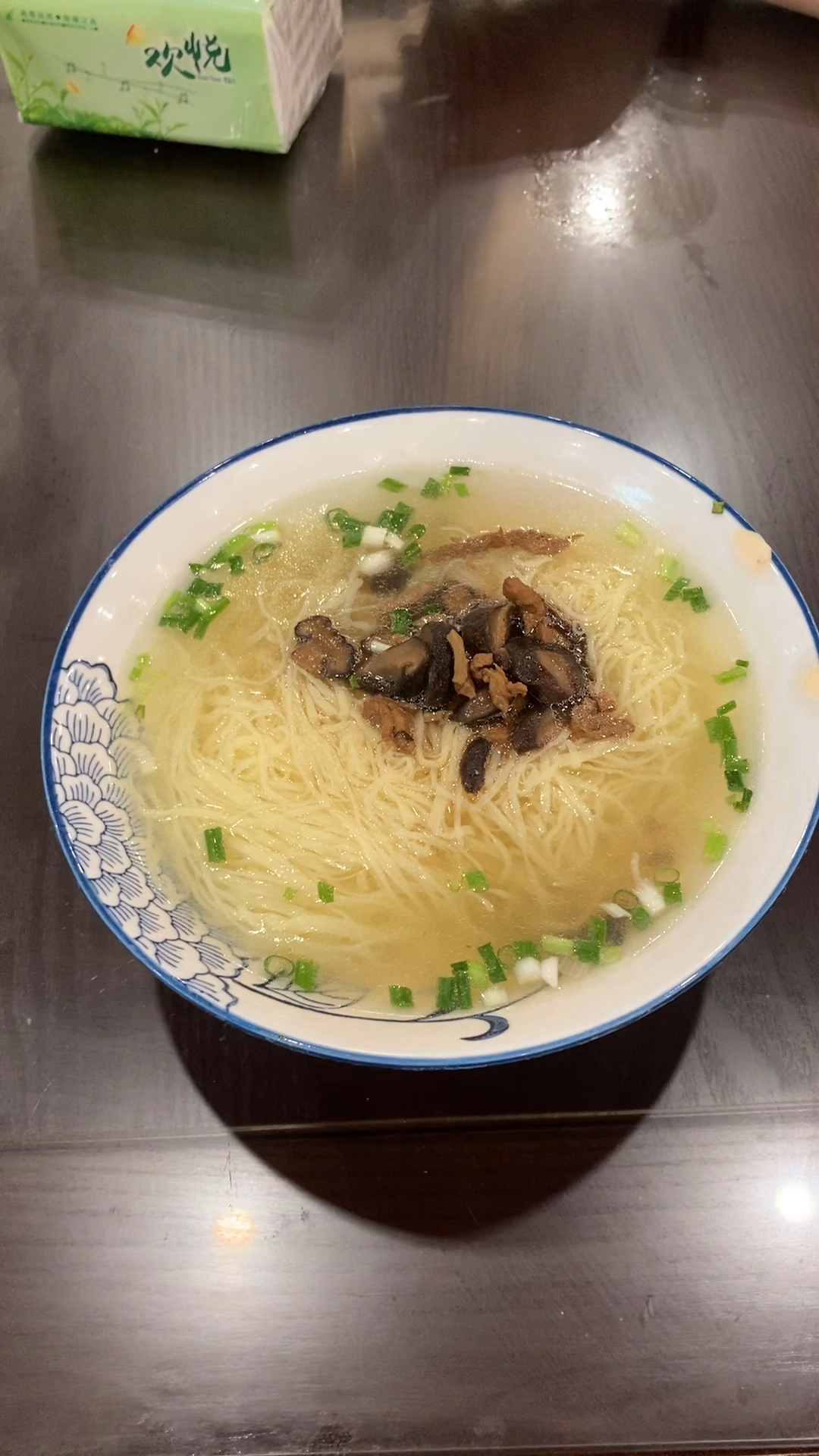 四川#广汉金丝面细能穿针,玻璃抄手透明馅心犹可见,小食套餐可一次吃