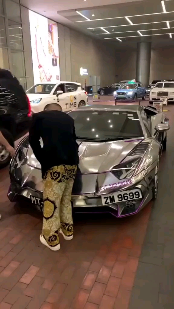 这辆兰博基尼大牛能够挂上粤港澳三地牌照可想而知车主郑矾实力非凡啊