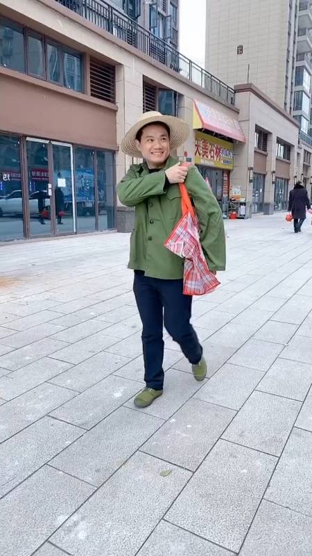 找个人问一下穿解放鞋背蛇皮袋的是干什么的-全民小视频