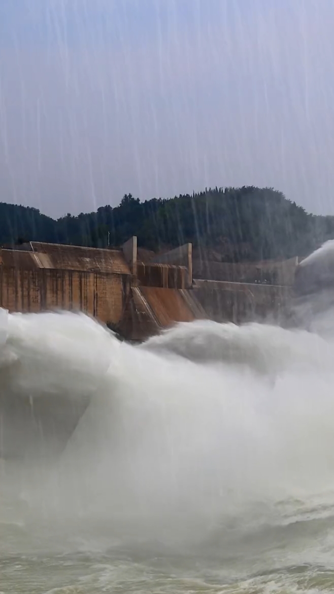 郑州遭遇历史特大降雨,小浪底五个泄洪口全开,雨还在下,加油