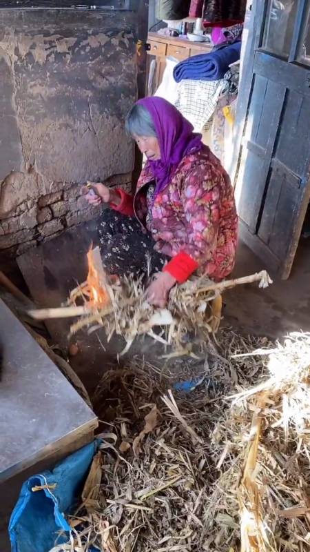 东北农村大妈用柴火灶蒸了一大锅好吃的都是自家园子种的蒸好出锅时我