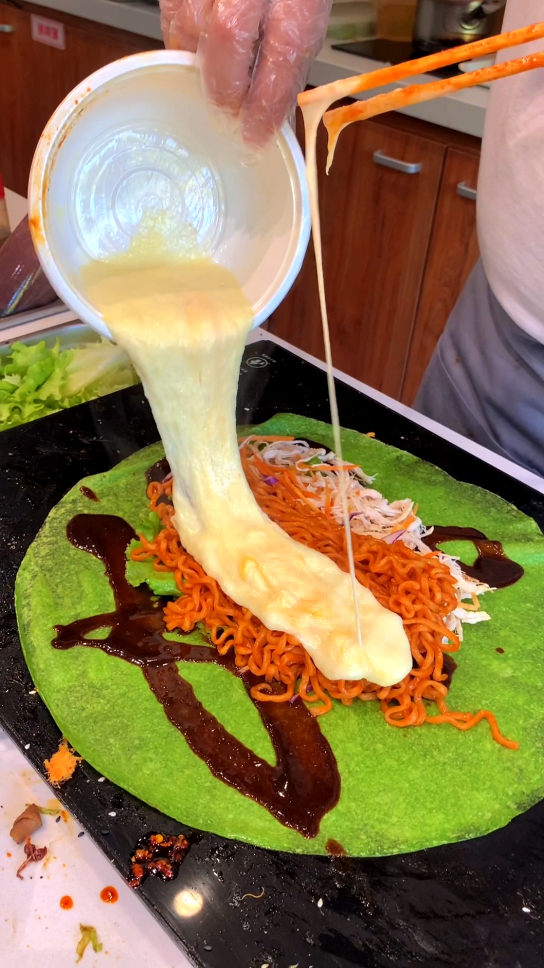 彩色火鸡面卷饼,校门口很受欢迎,一天少说做100多个