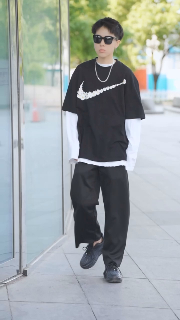 街拍美女#痞帅痞帅的马总和笑起来如沐春风的大牛