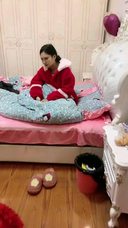 这两天天气变冷了,我妈拿了个我们结婚的新被子回去盖,媳妇就不高兴了