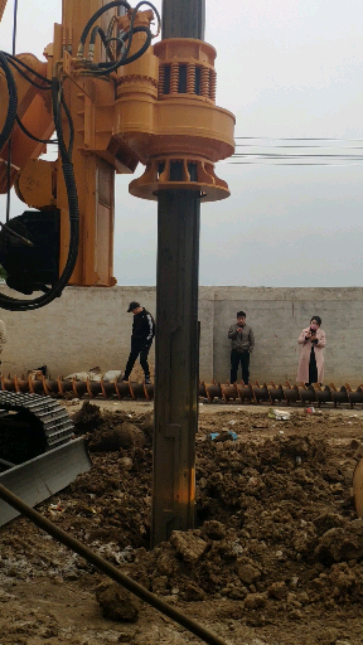 小型旋挖钻机#旋挖钻机钻桩打井施工视频