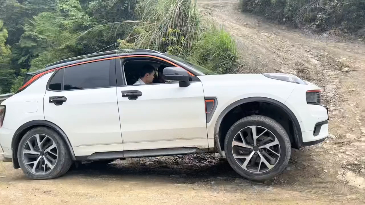 硬派越野#领克,爬成佛坡,一把过,能上不!