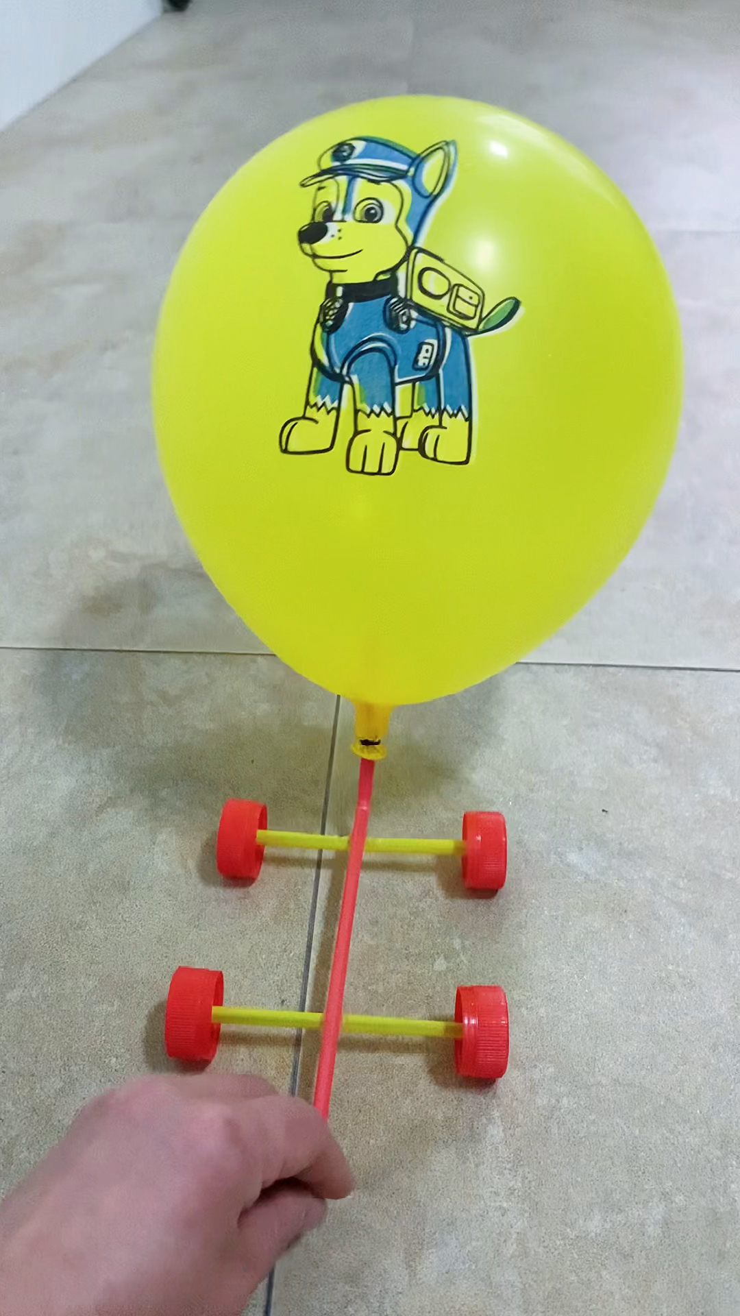 手工制作#超级简单又好玩的气球94动力小汽车,趁周末陪孩子做一个