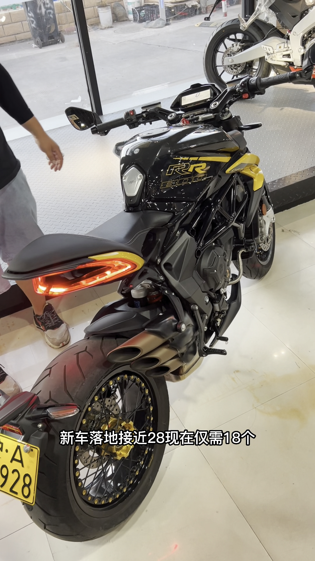 20年奥古斯塔mv800rr摩托车