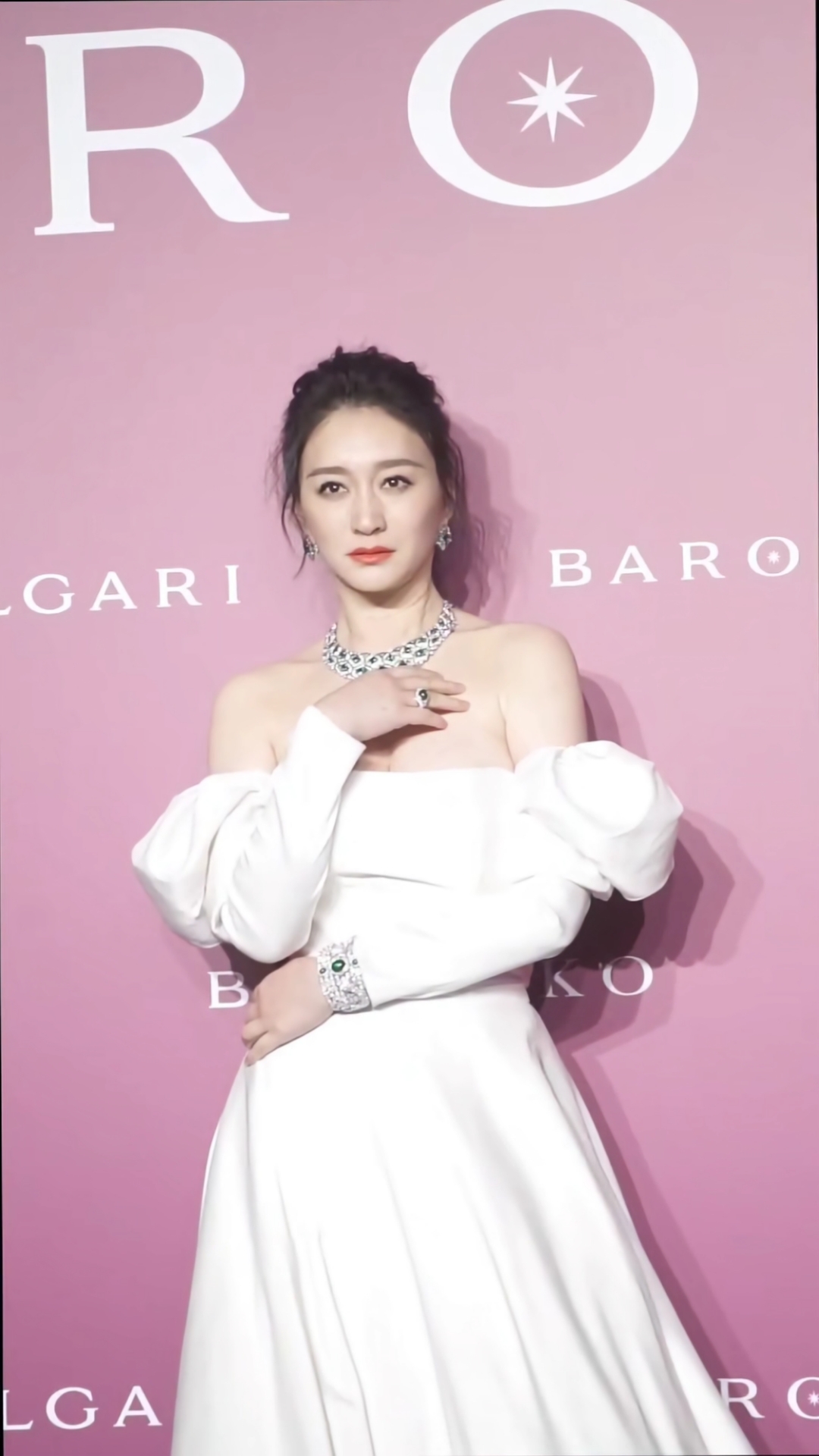 美女明星#李小冉,穿白色礼服,优雅亮相宝格丽活动现场,高贵大气