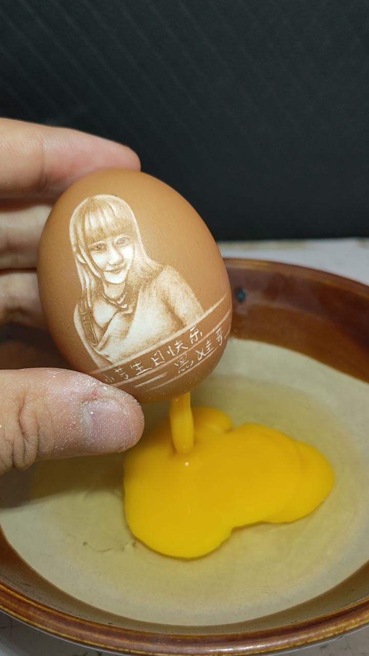 画画的baby鸡蛋上雕刻了个女朋友