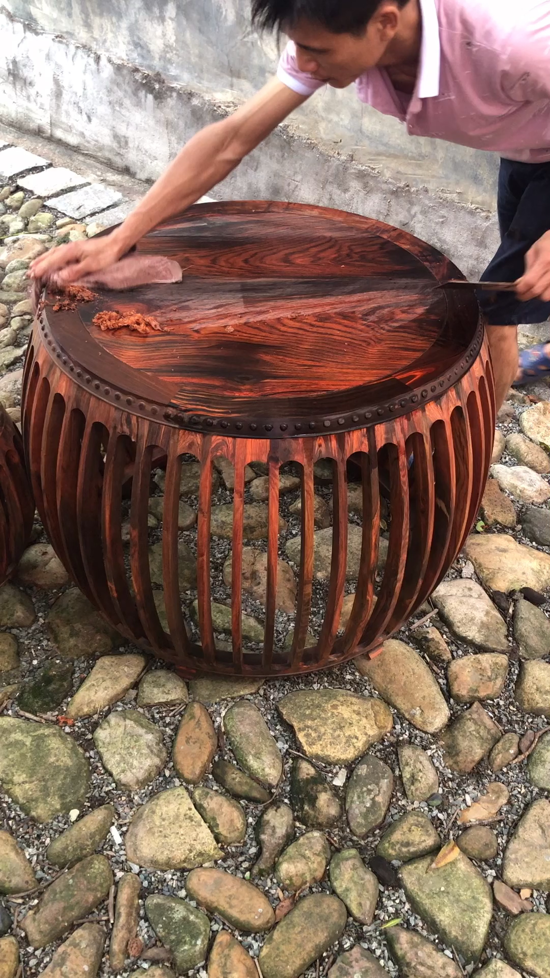 今天厂里刚成品的圆鼓桌,你看它像不像一个大鼓