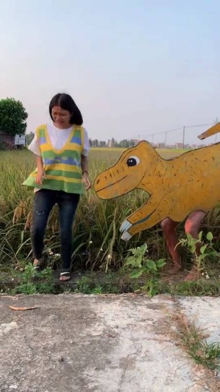 搞笑段子#这恐龙把美女吓跑了,-全民小视频