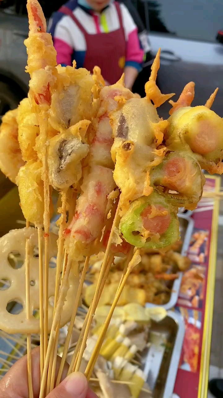 小两口的"脆皮炸串"很受大家的欢迎.