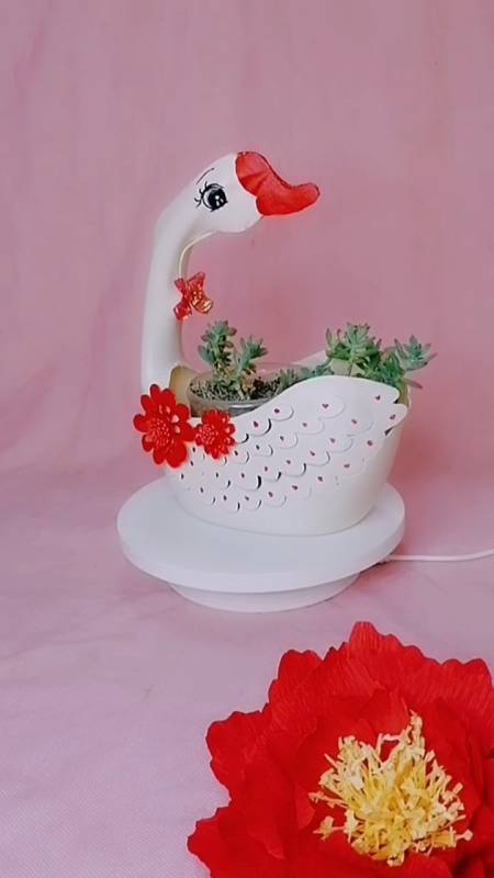 洗衣液瓶创意改造#洗衣液瓶做的花盆漂亮又实用-度小视